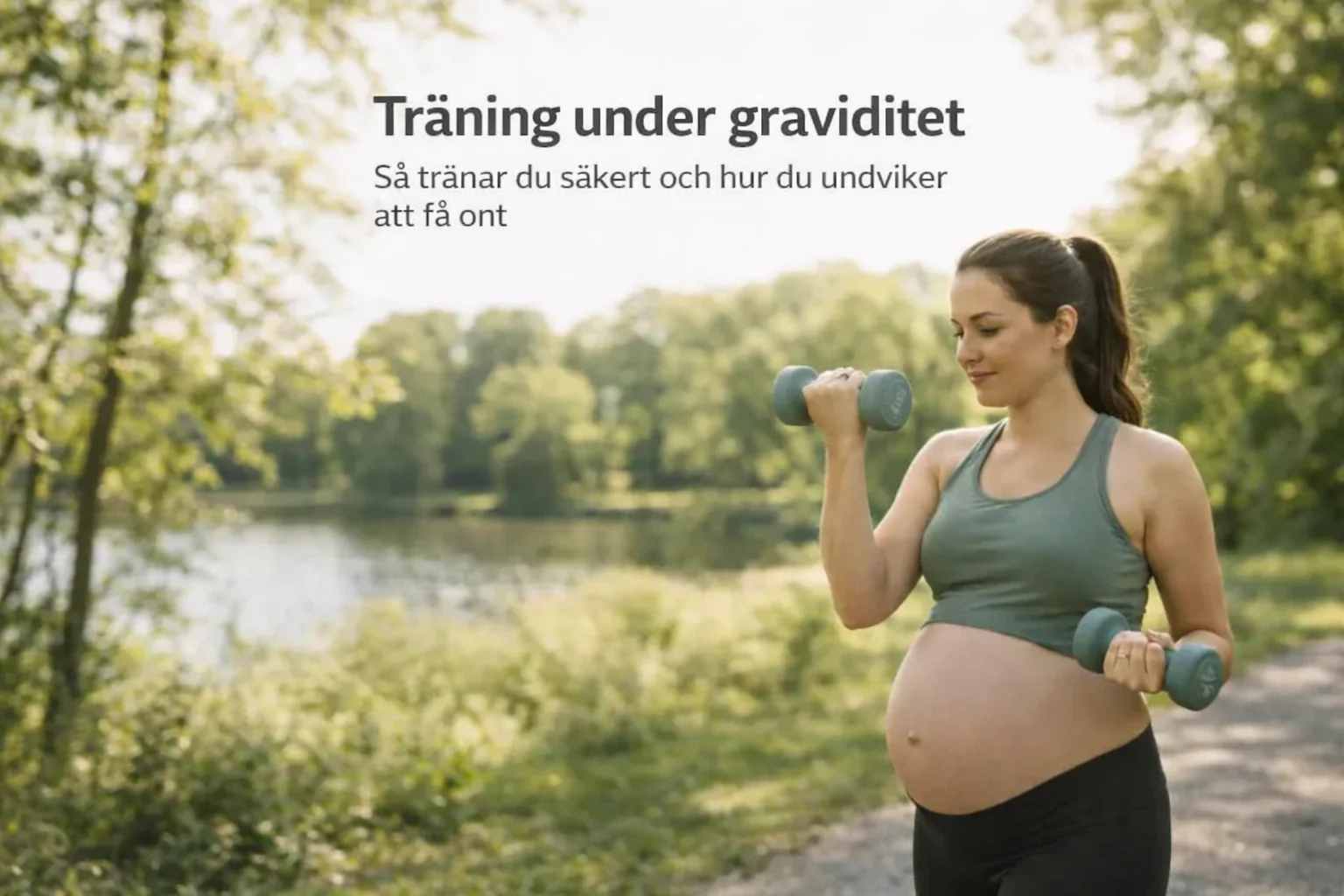 Gravid kvinna tränar med hantlar utomhus – exempel på träning under graviditet